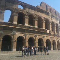 Uczestnicy wyjazdu przed Koloseum [1280x768]